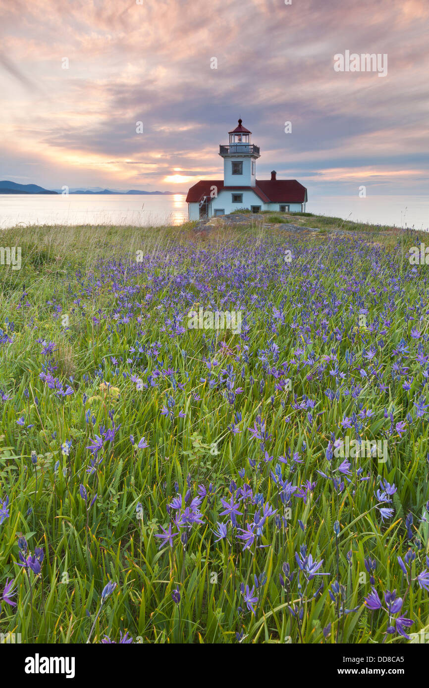 USA, Washington, San Juan Islands. Le coucher du soleil le Patos Island Lighthouse. Banque D'Images