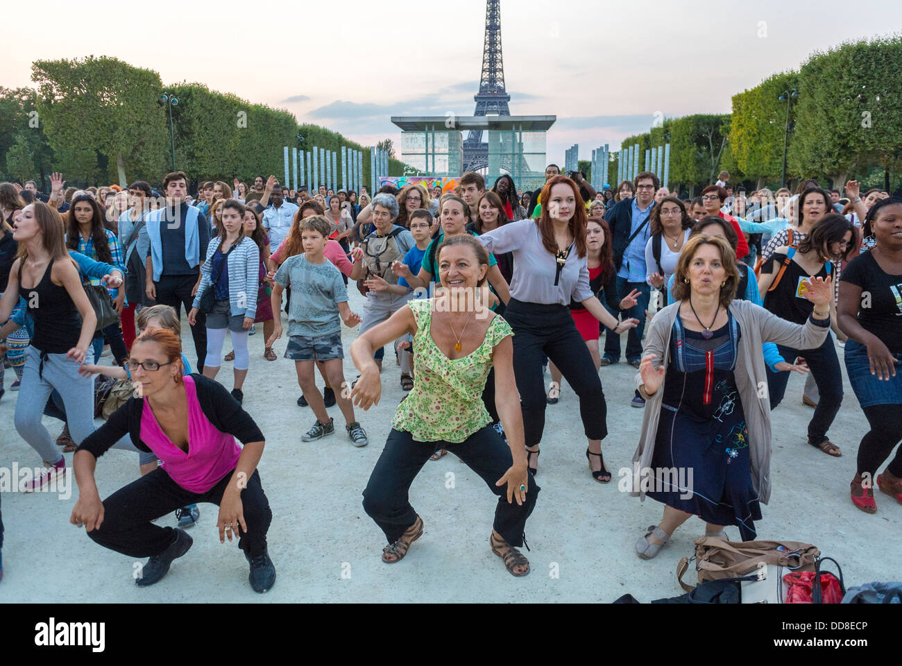 Paris, France, People Dancing Street près de la Tour Eiffel, Flash Mob,  pour célébrer lanniversaire de M Luther King, SOS Racisme, Institut  International du Théâtre Photo Stock - Alamy