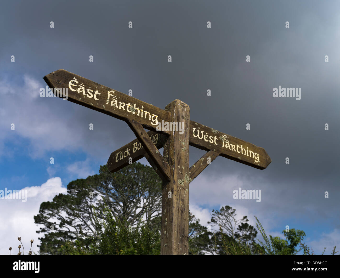 dh Farthing est et ouest HOBBITON NOUVELLE-ZÉLANDE NZ Tolkien Hobbits signpost film set site de film hobbit milieu de la terre shire Banque D'Images