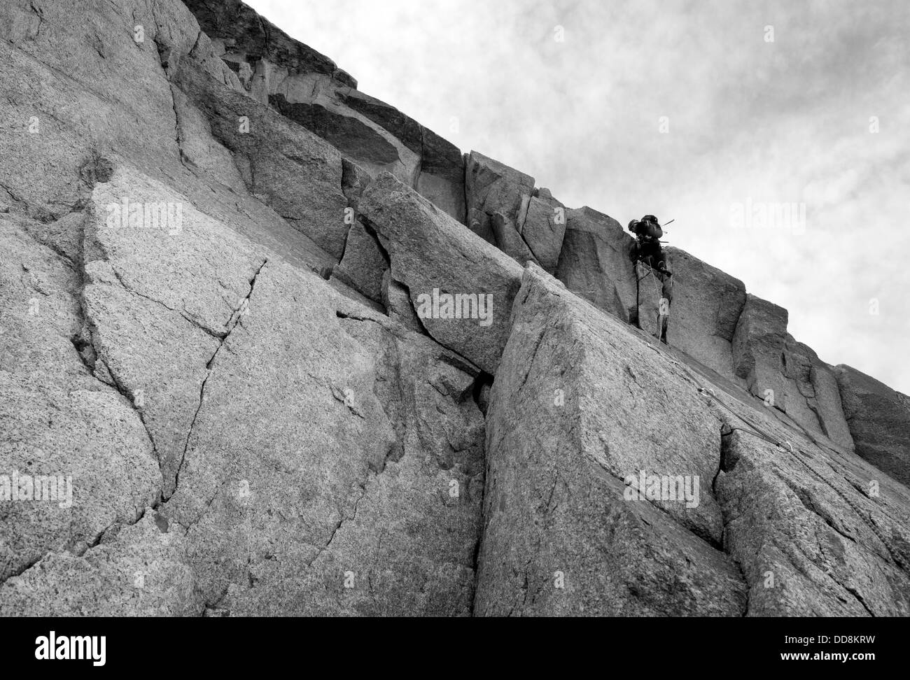 Alpiniste escalade verticale face rocheuse - aiguille du midi : Éperon des Cosmiques - via voie Rébuffat. Banque D'Images