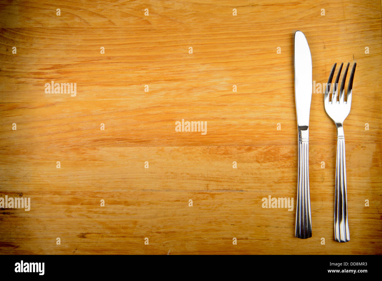 Couteau et fourchette sur table en bois Banque D'Images