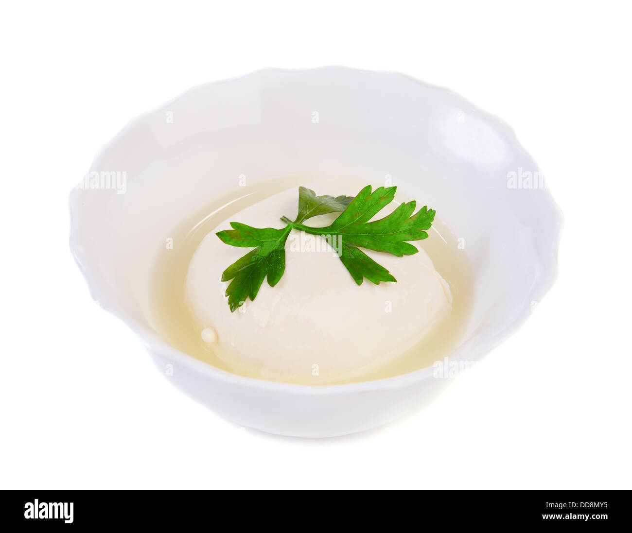 Mozzarella de bufflonne dans bol isolated over white Banque D'Images