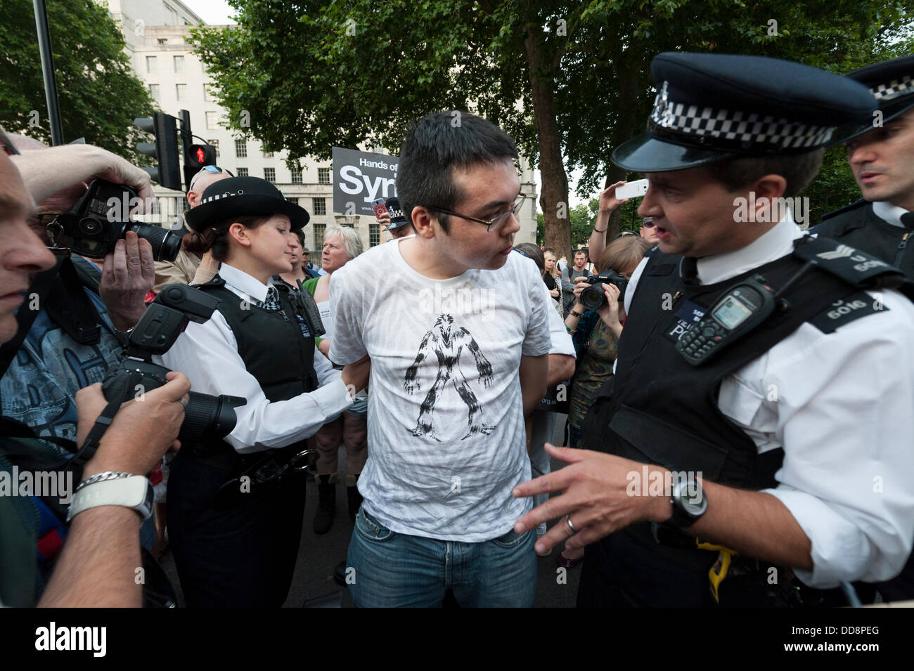 Londres, Royaume-Uni, 28 août 2013. Coalition contre la guerre a organisé une manifestation d'urgence en dehors de Downing Street, Londres, afin de protester contre l'intervention militaire probable d'Amérique, France et Grande-Bretagne en Syrie. David Cameron a rappelé le Parlement pour discuter de la question jeudi. Credit : Lee Thomas/Alamy Live News Banque D'Images