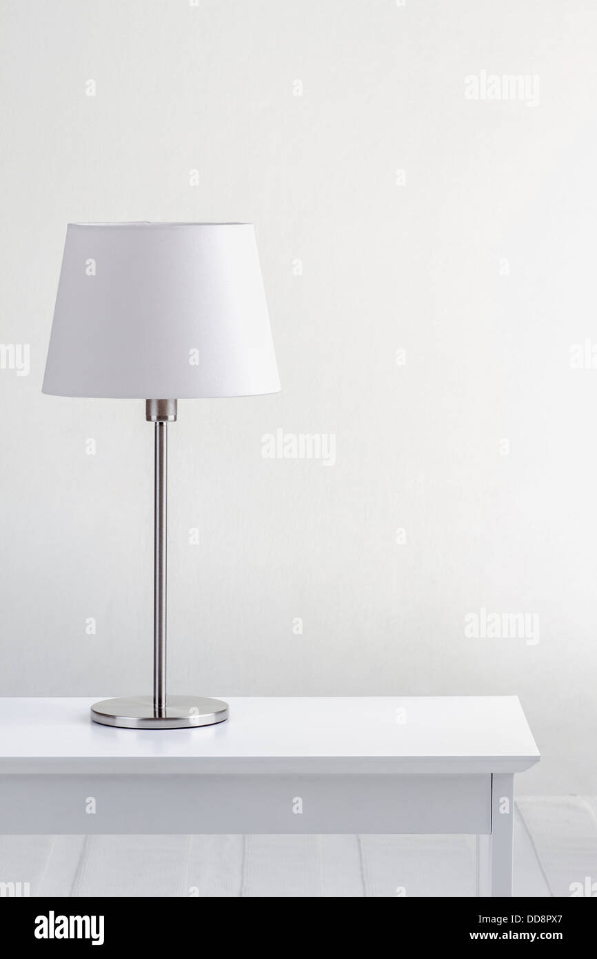 Lampe sur la table avec white wall background Banque D'Images
