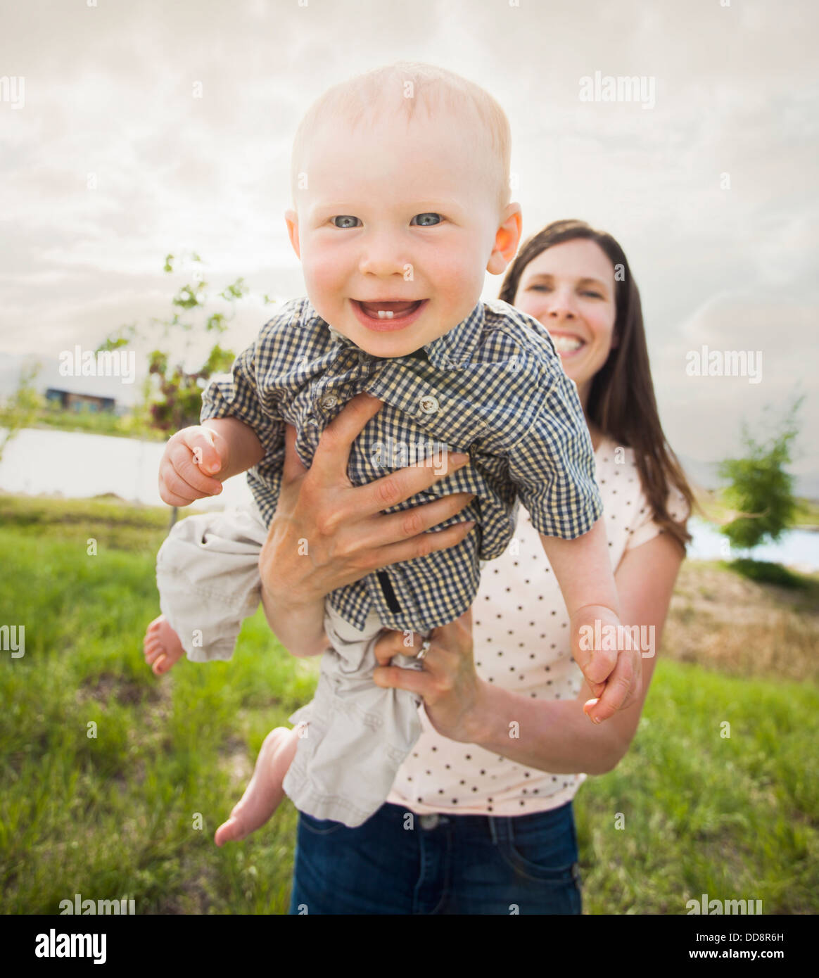 Caucasian mother and baby jeux en plein air Banque D'Images