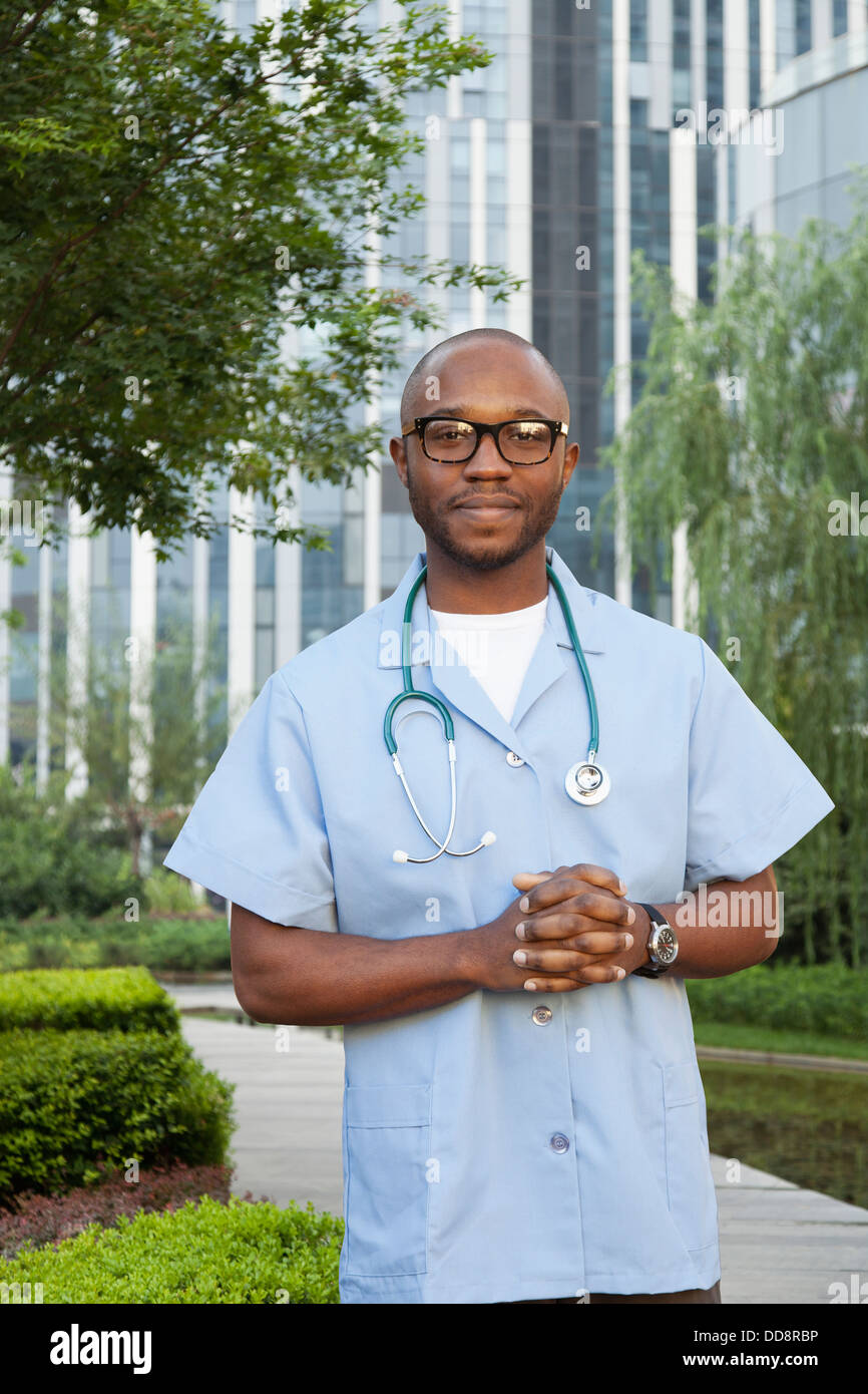 Black doctor smiling in urban park Banque D'Images Black doctor smiling in urban park Banque D'Images