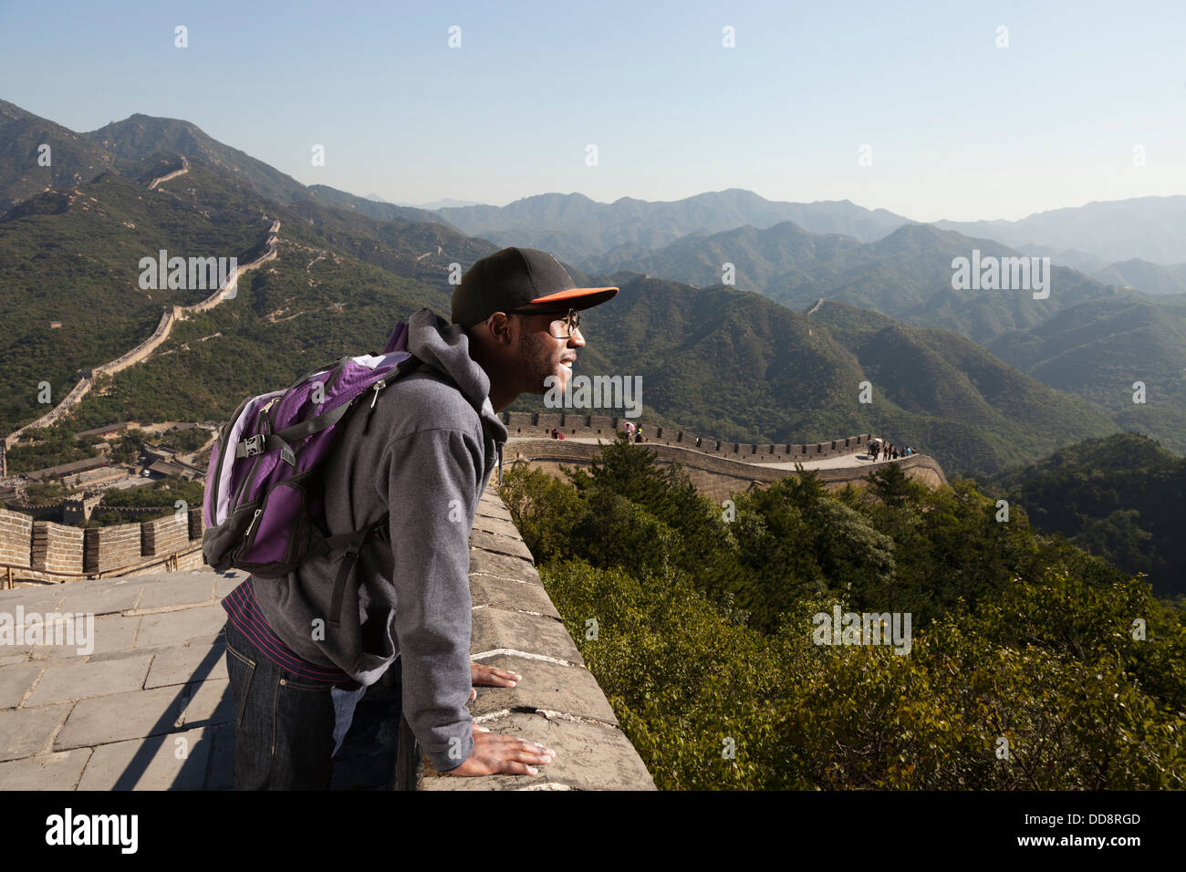 Homme Noir debout sur la Grande Muraille de Chine, Beijing, Beijing, Chine Banque D'Images