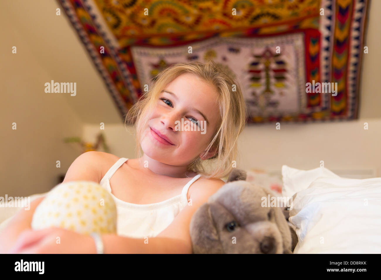 Caucasian girl smiling on sofa Banque D'Images