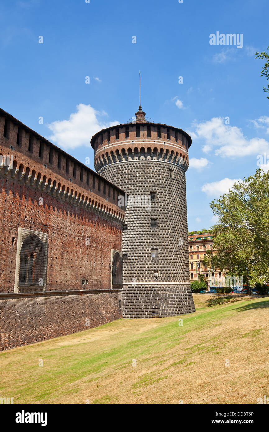 Tour d'angle du château Sforza (Castello Sforzesco, vers xv c.). Milan, Italie Banque D'Images Tour d'angle du château Sforza (Castello Sforzesco, vers xv c.). Milan, Italie Banque D'Images