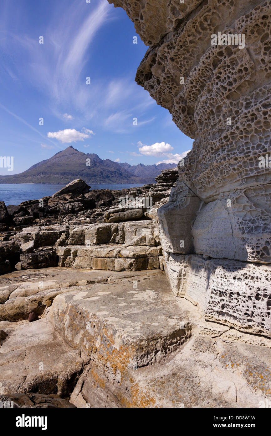 Honeycomb a traversé des falaises de grès avec Black Cuillin Mountains Beyond, Elgol Beach, Isle of Skye, Écosse, Royaume-Uni Banque D'Images