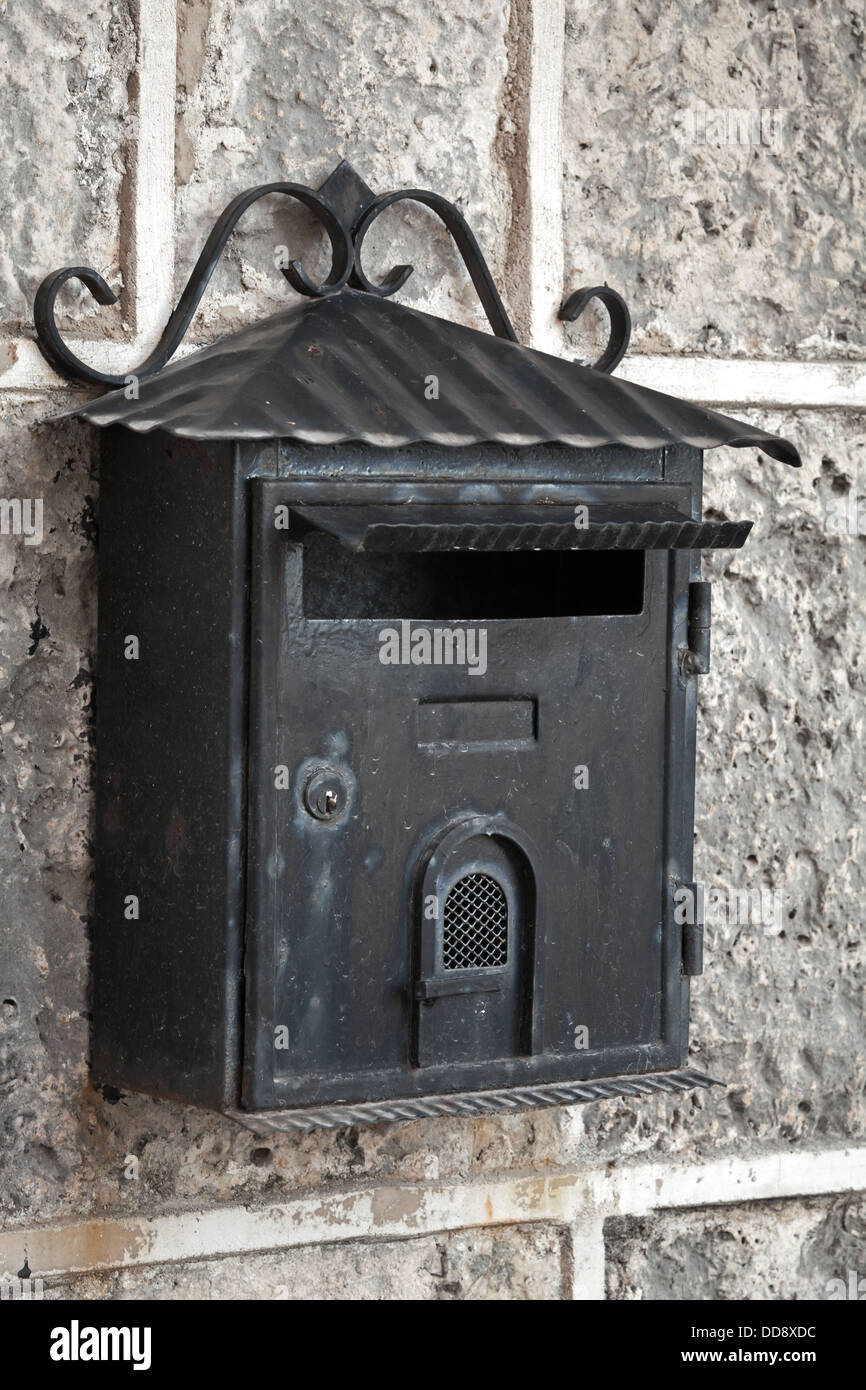 Black Metal Old weathered lettres monté sur mur de pierre grise Banque D'Images