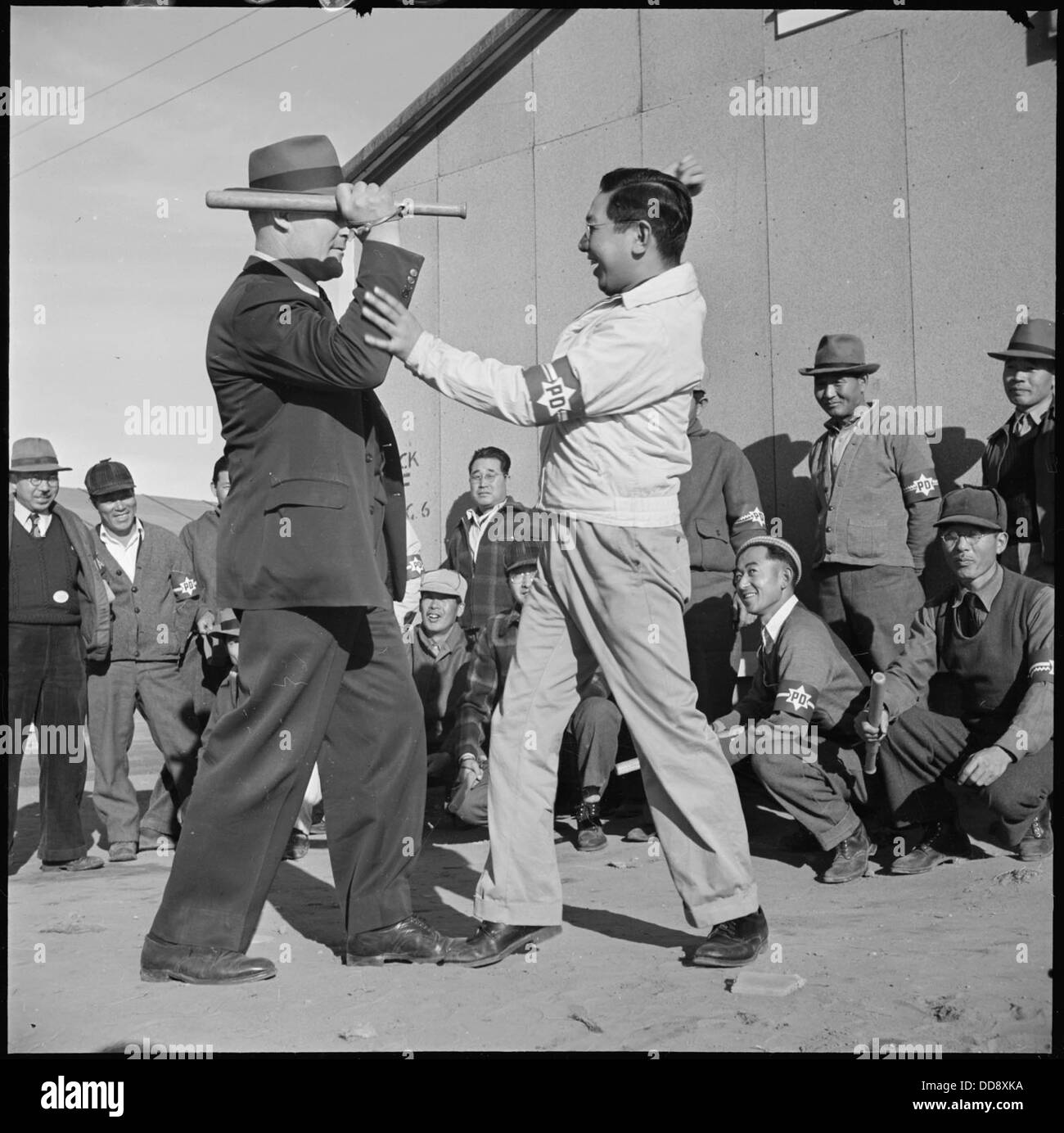 Cette photographie montre un club de police avec une boucle et une longue poignée, utilisé pour le contrôle de la foule au Granada Relocation Center, également connu sous le nom d'Amache, pendant la première Guerre mondiale. Elle reflète les pratiques d'application de la loi dans le camp d'internement. Banque D'Images