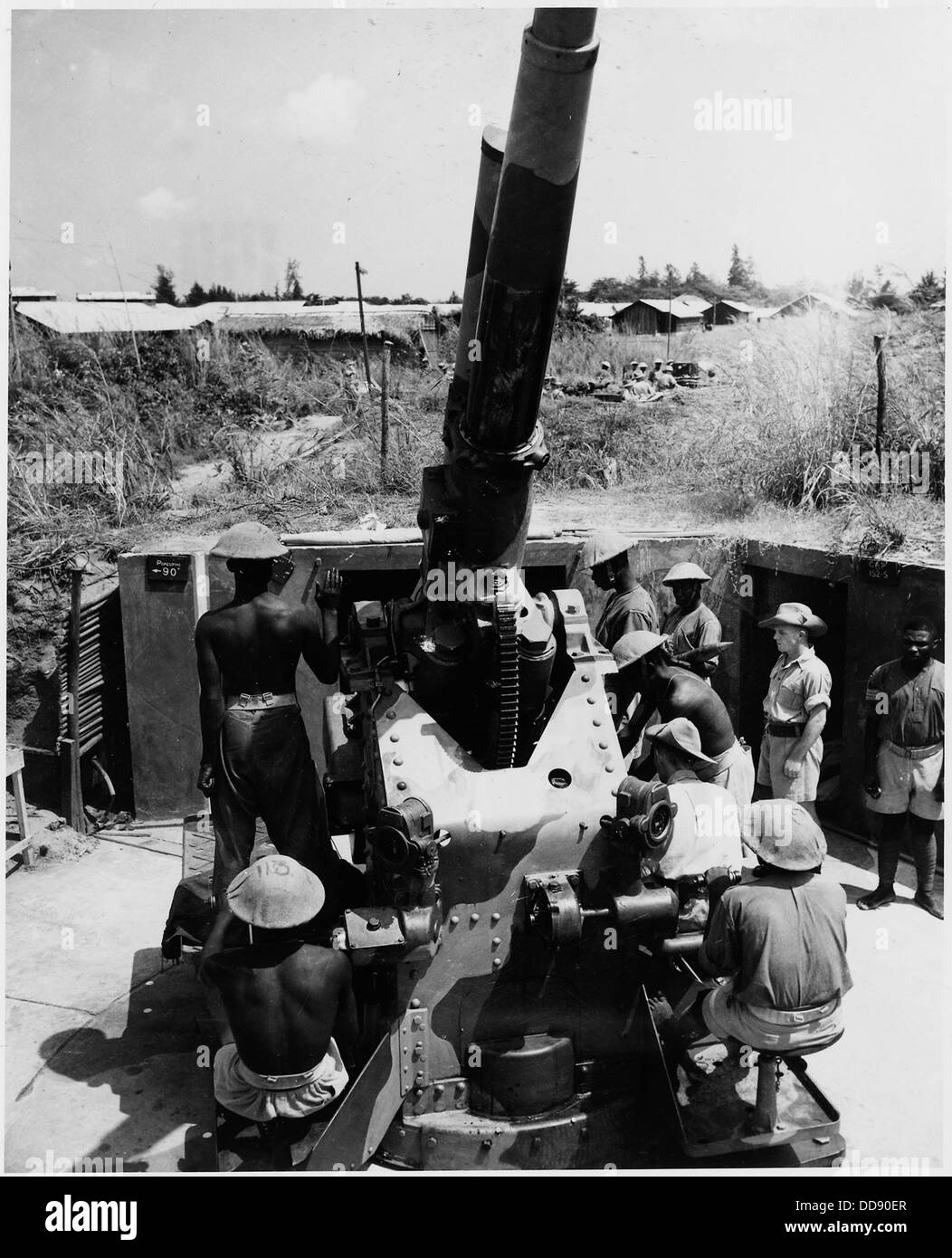 Se protégeant contre d'éventuelles attaques aériennes ennemies, les troupes britanniques entrafient les indigènes africains dans des unités anti-aériennes. Le... - 196192 Banque D'Images