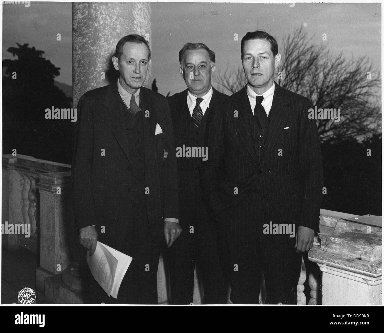 Harry Hopkins, Steve Early et Chip Bohlen sont photographiés au Livadia Palace en Crimée, un lieu important de la diplomatie de la seconde Guerre mondiale. Ces personnalités ont été des conseillers clés pendant la guerre, le palais accueillant diverses discussions de haut niveau. Banque D'Images