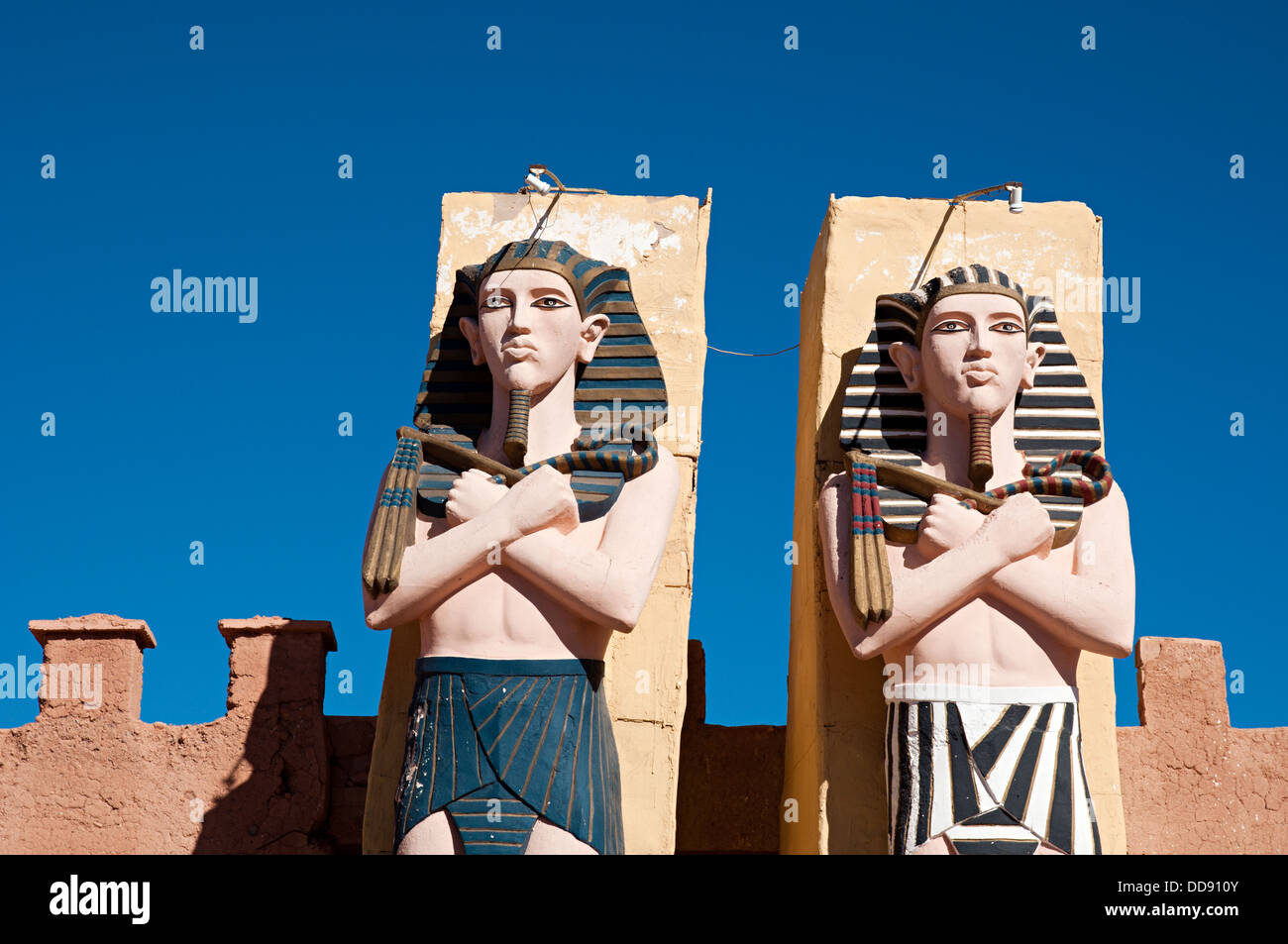 Egiptian sculptures à la porte de l'Atlas Corporation Studios, Ouarzazate, Maroc. Banque D'Images