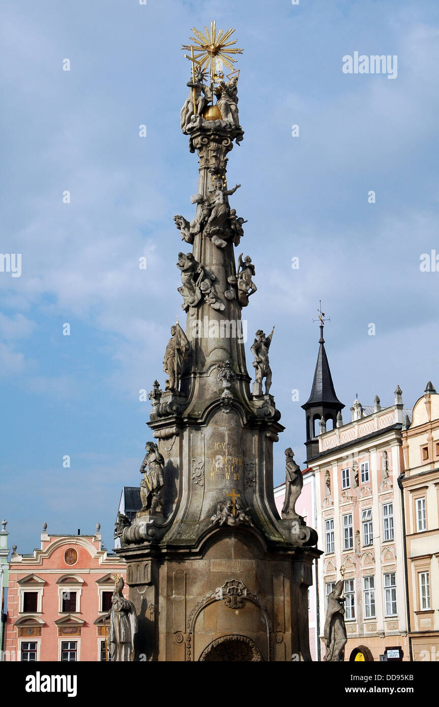 Un Pestsaule ou Sainte trinité pilier peste qui a été érigée après la grande épidémie de peste au moyen âge situé dans le village de Jindrichuv Hradec place principale dans la région de Bohême du sud de la République tchèque Banque D'Images