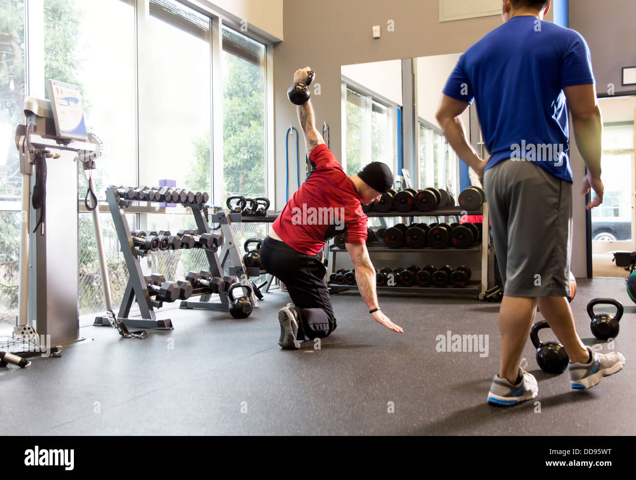 Men working out in gym Banque D'Images