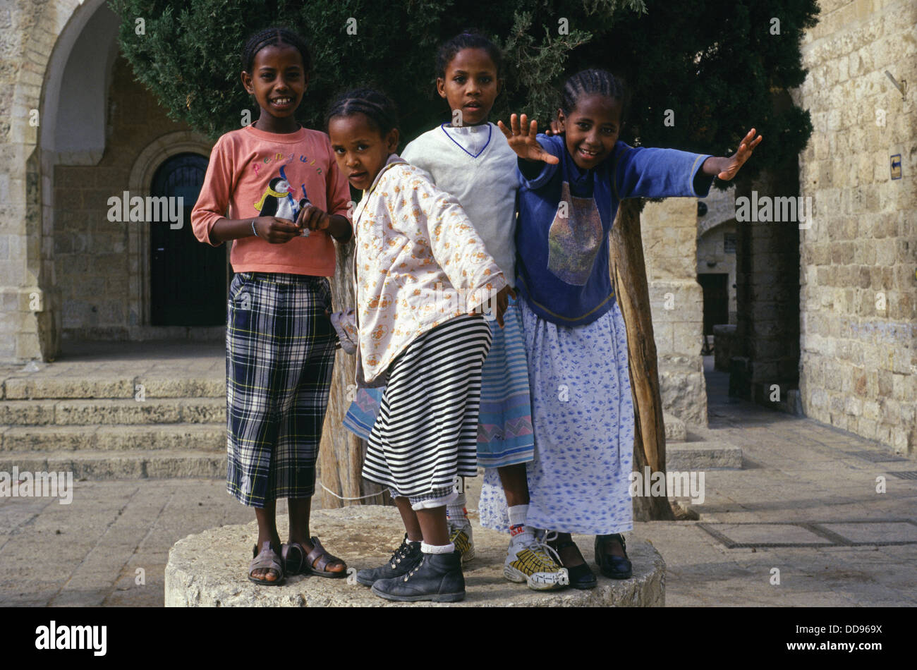 Les jeunes filles de la communauté Beta Israël également connu sous le nom de Juifs éthiopiens qui pose pour la caméra dans le quartier juif de la vieille ville de Jérusalem-Est Israël Banque D'Images