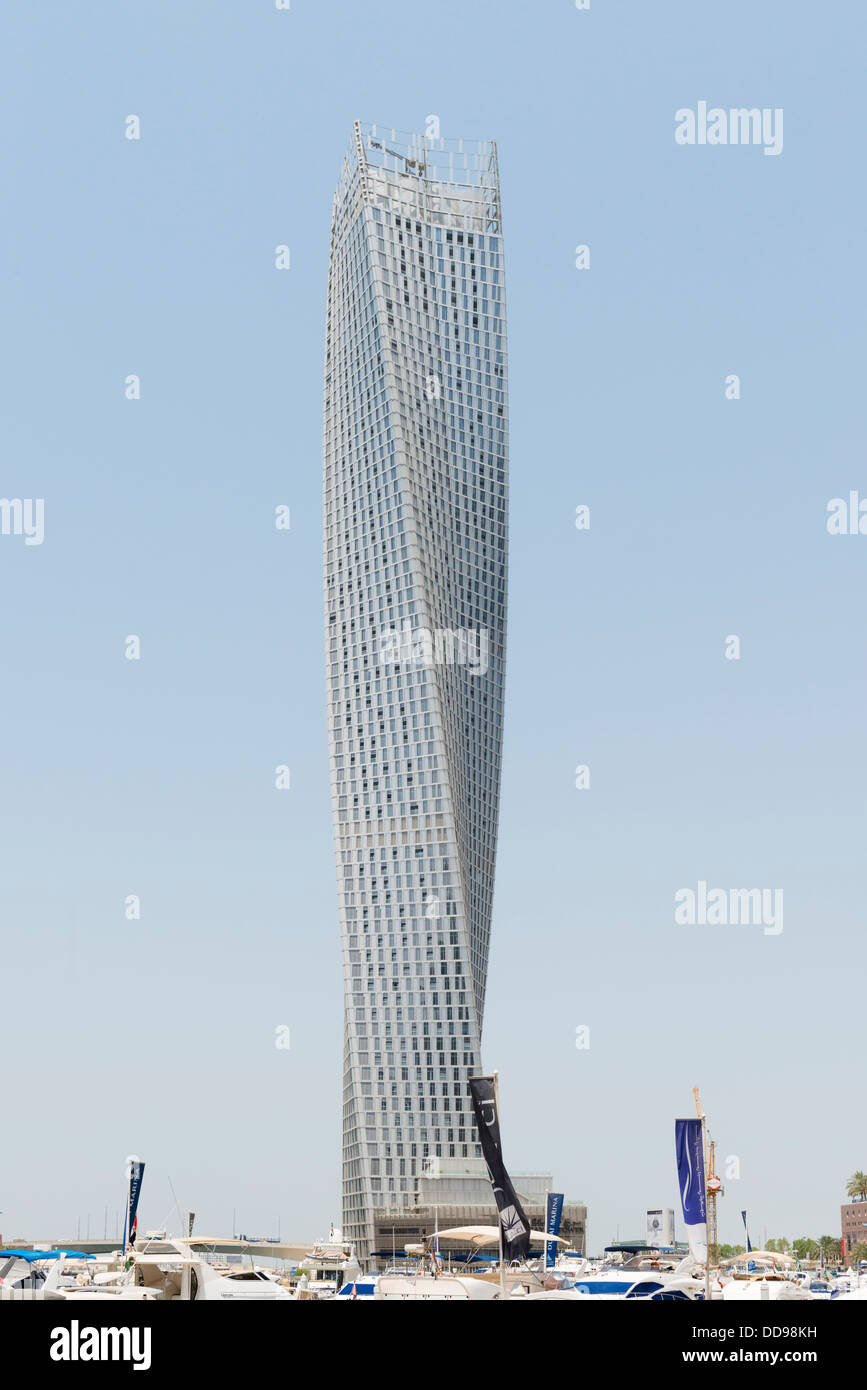 Voir de nouveaux Cayan Tower un gratte-ciel moderne avec design twisted dans la Marina de Dubaï ÉMIRATS ARABES UNIS Banque D'Images