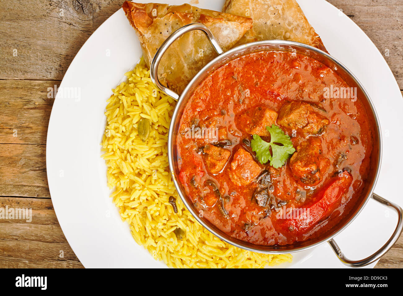 Rogan Josh boeuf un curry indien populaire avec le poivron rouge et les épinards vue supérieure Banque D'Images