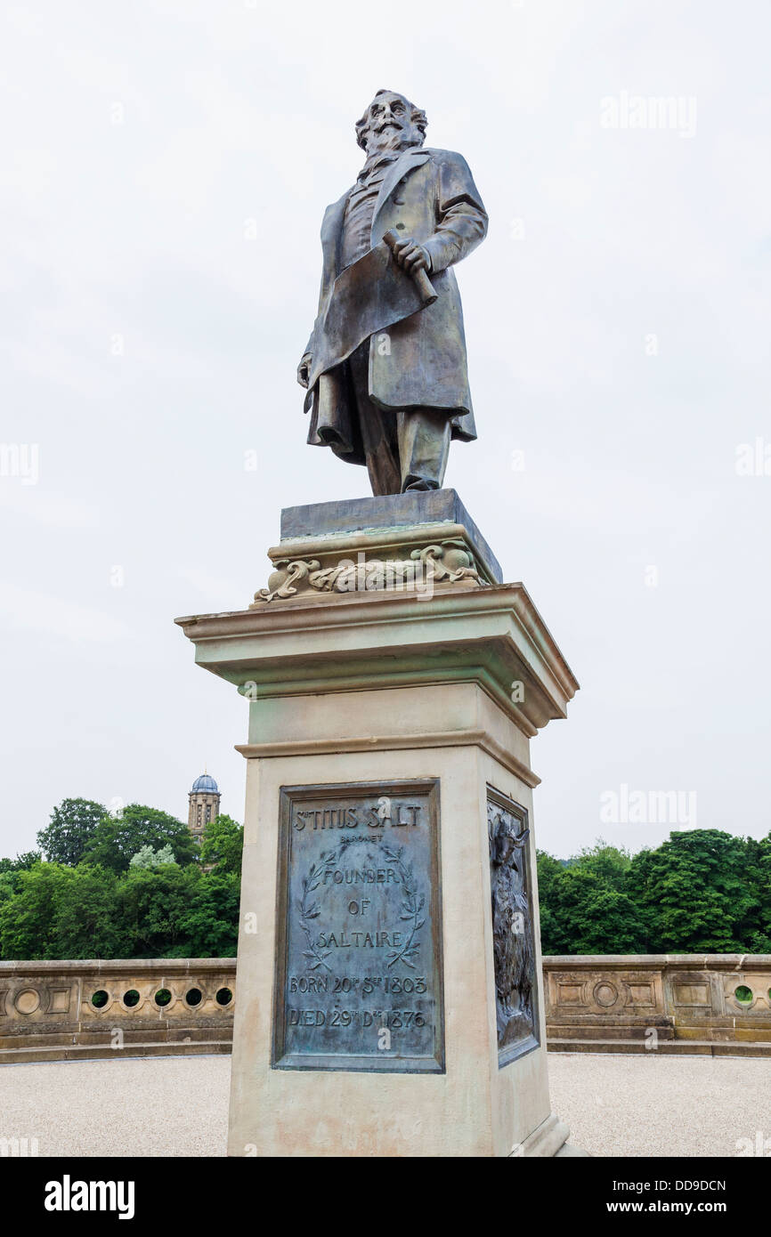 L'Angleterre, West Yorkshire, Bradford, Saltaire, Roberts Park, Statue de Titus Salt Banque D'Images