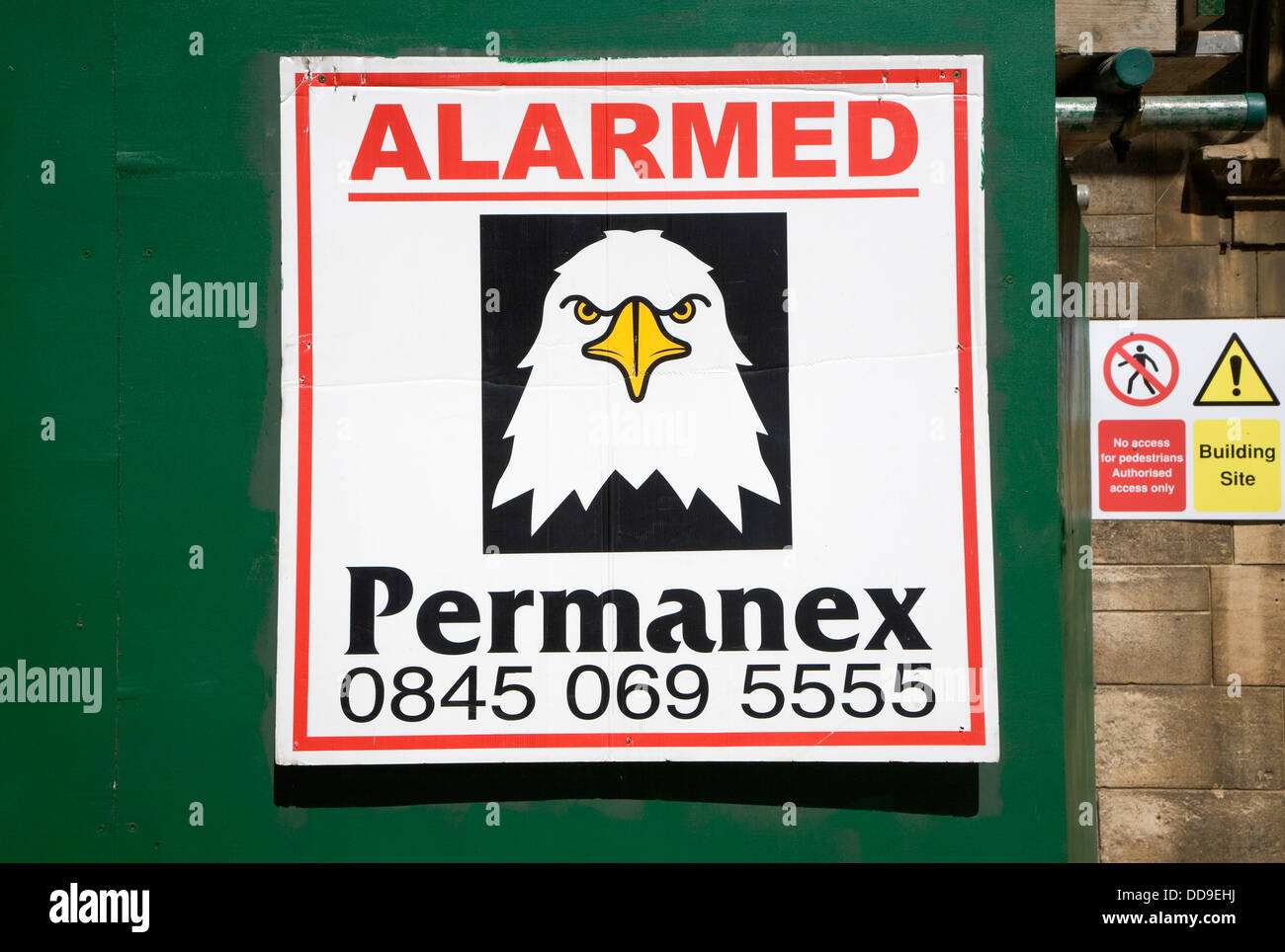 Alarmé de sécurité sign building site eagle Permanex Banque D'Images