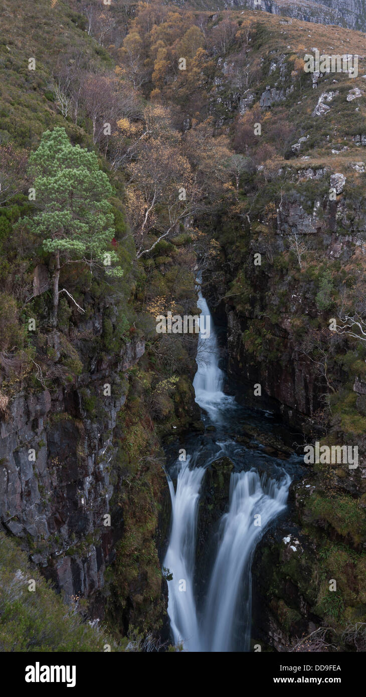 Ardessie de cascades avec la fin de couleurs automnales, Dundonnell, North West Highlands, Ecosse, Royaume-Uni Banque D'Images