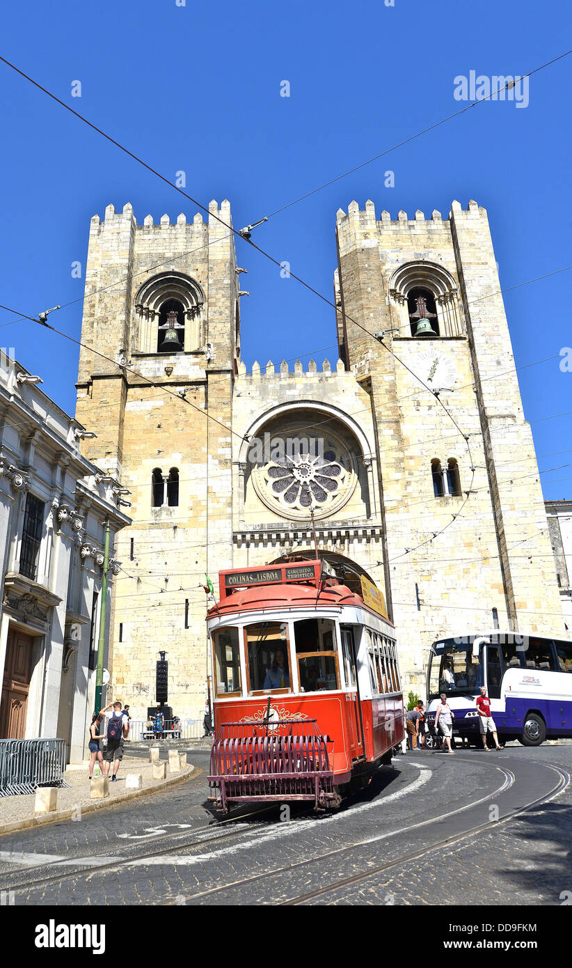 Vieille Cathédrale tramway del Sè Alfama Lisbonne Portugal Banque D'Images