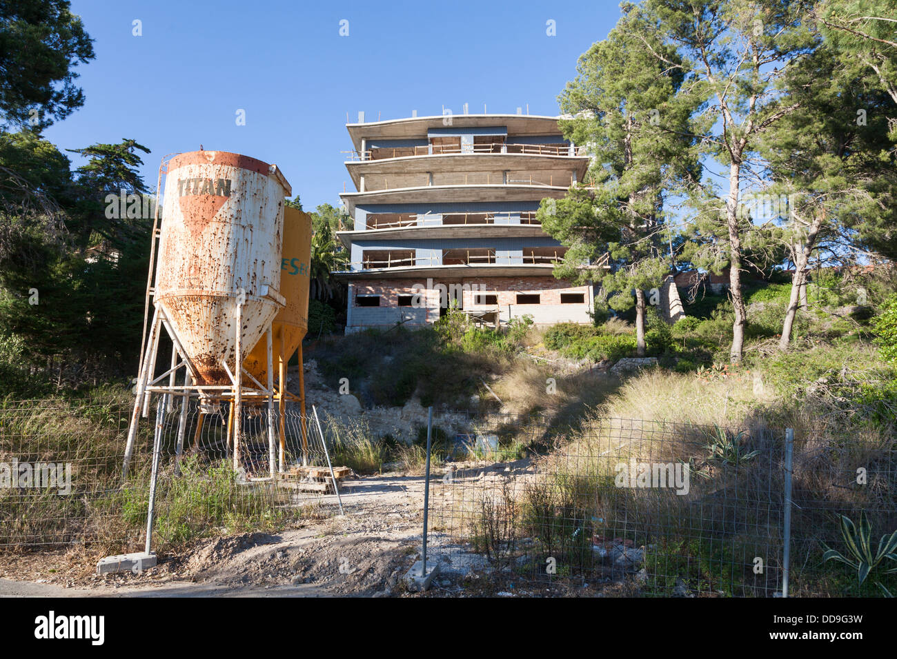 Bâtiment abandonné avec site construire et incomplète des réservoirs de stockage hors-sol Banque D'Images