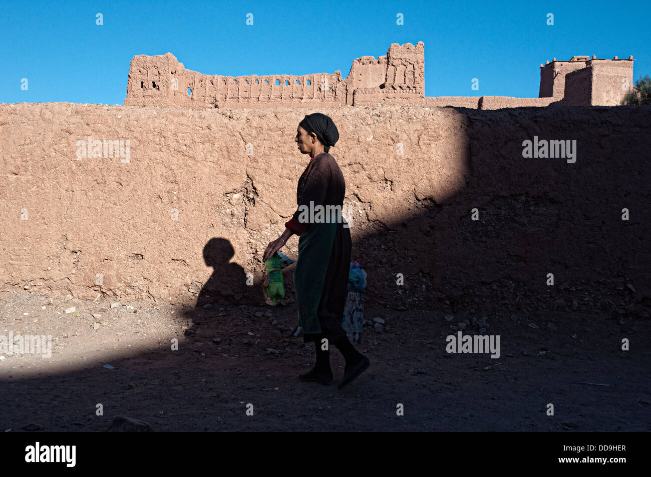 Femme marche sur les rues de la mellah (quartier juif), Ouarzazate, Maroc Banque D'Images