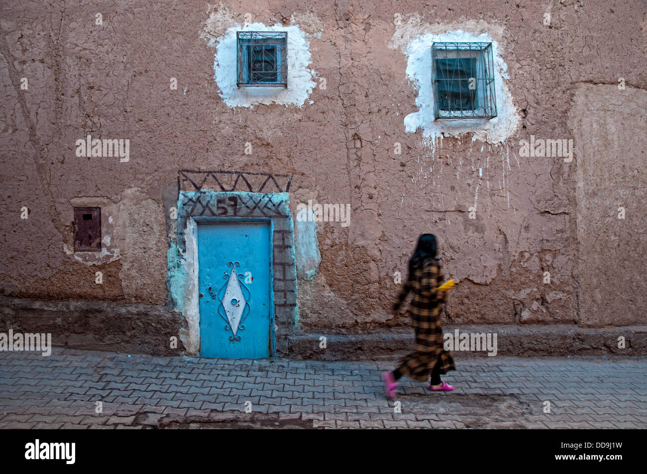 Jeune fille à pied par les ruelles du mellah, Ouarzazate, Maroc Banque D'Images
