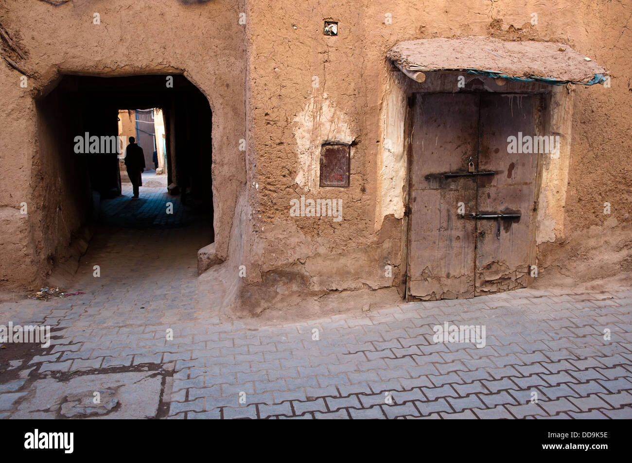 Homme marchant au travers d'un passage dans le mellah (quartier juif), Ouarzazate, Maroc Banque D'Images