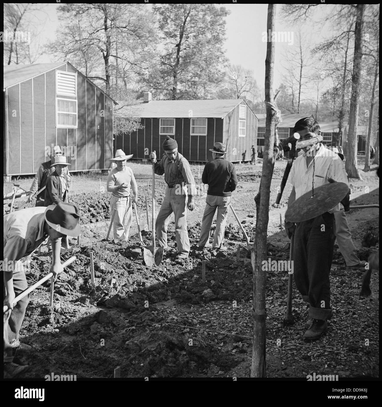 Au Jerome Relocation Center à Denson, Arkansas, les travailleurs préparent des fossés de drainage devant le bloc 7. Le centre était l'un des camps d'internement pour les Japonais-Américains pendant la seconde Guerre mondiale Banque D'Images