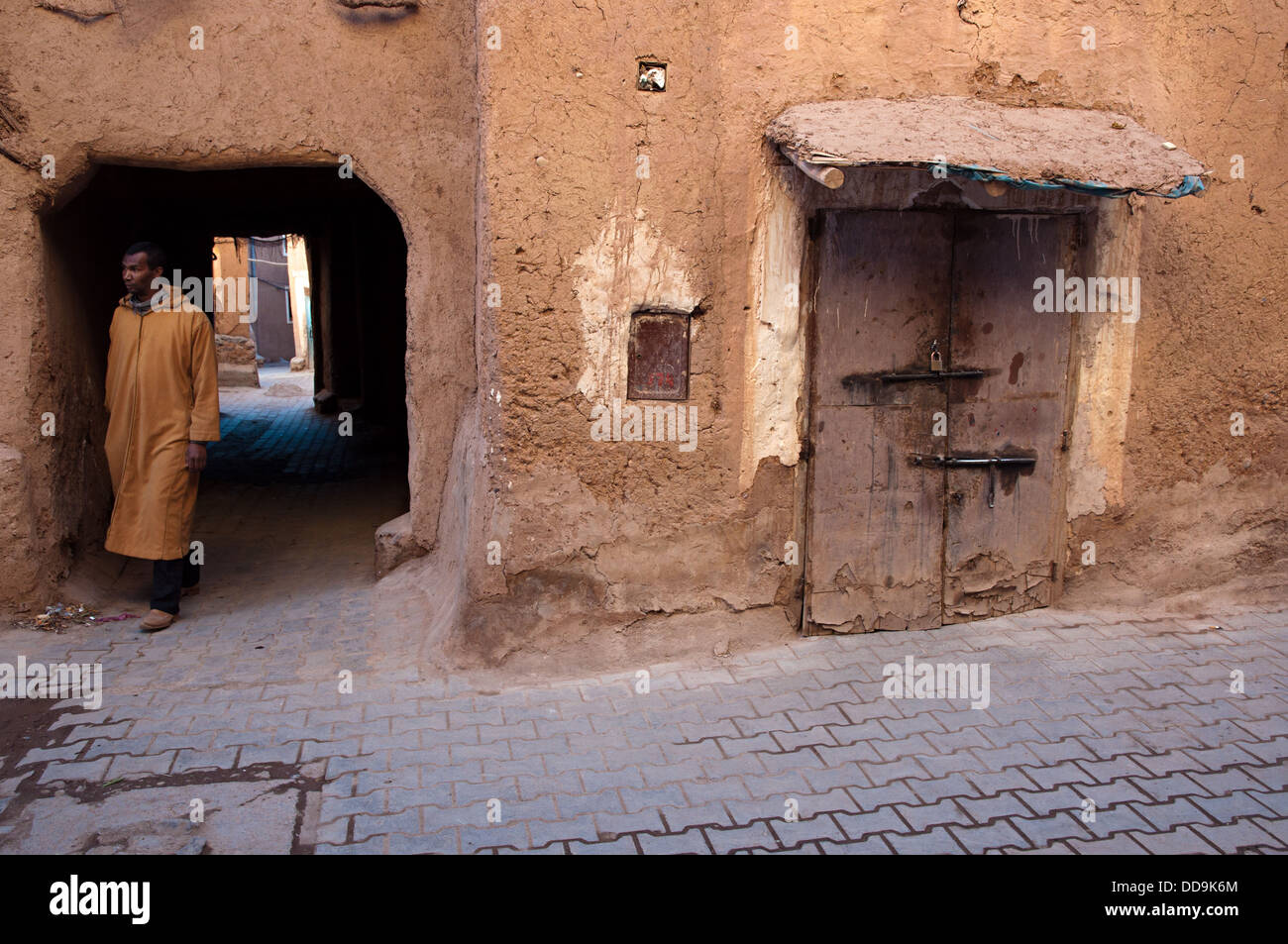 Homme marchant au travers d'un passage dans le mellah (quartier juif), Ouarzazate, Maroc Banque D'Images