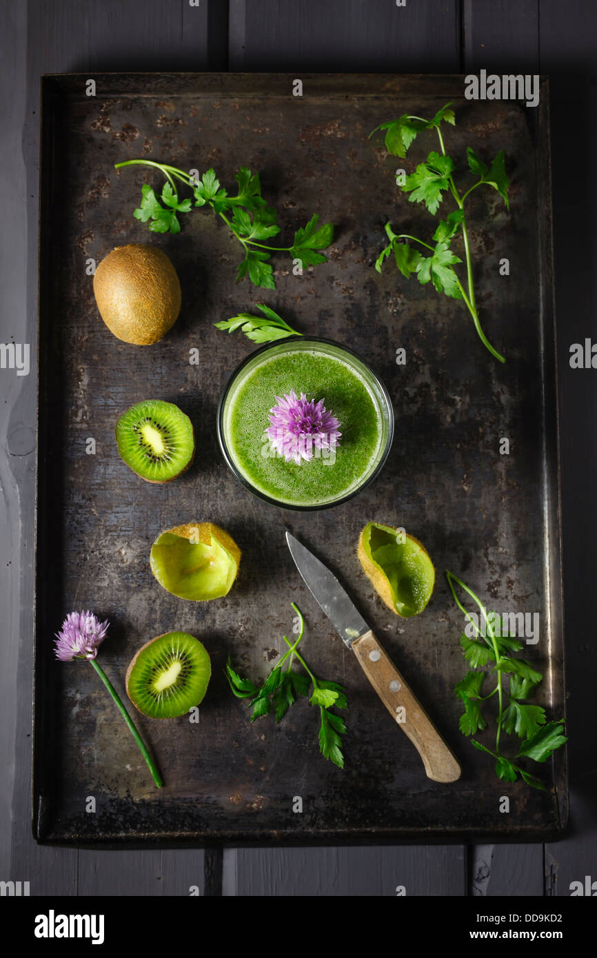 Verre de smoothie d kiwi, le persil et la ciboulette en fleurs, Close up Banque D'Images