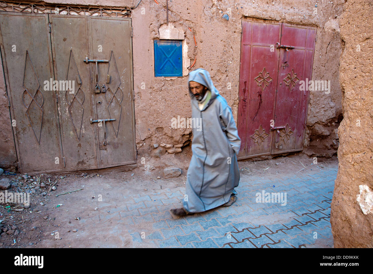 Homme marchant par la ruelle dans le mellah (quartier juif), Ouarzazate, Maroc Banque D'Images