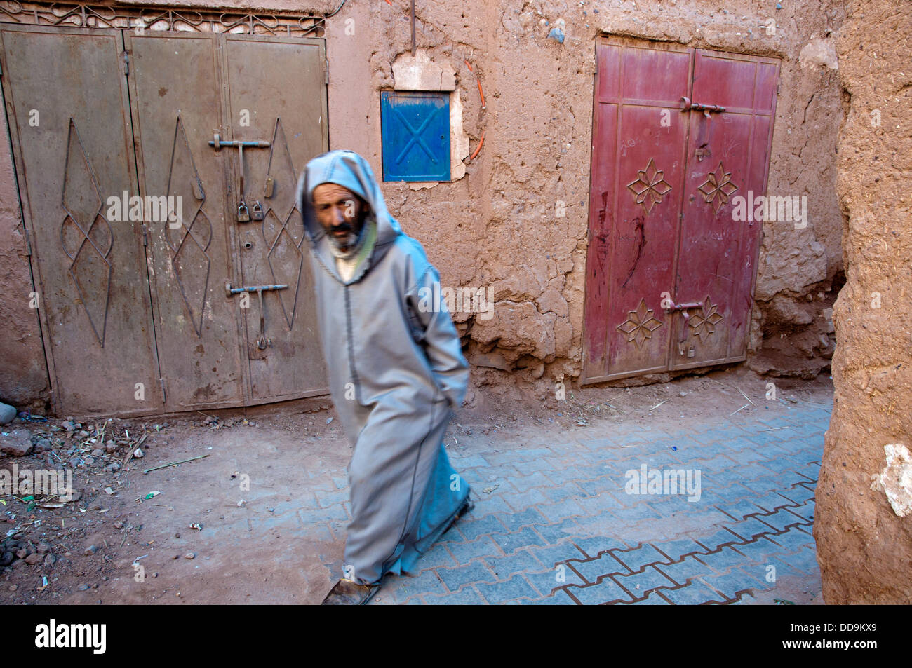 Homme marchant par la ruelle dans le mellah (quartier juif), Ouarzazate, Maroc Banque D'Images
