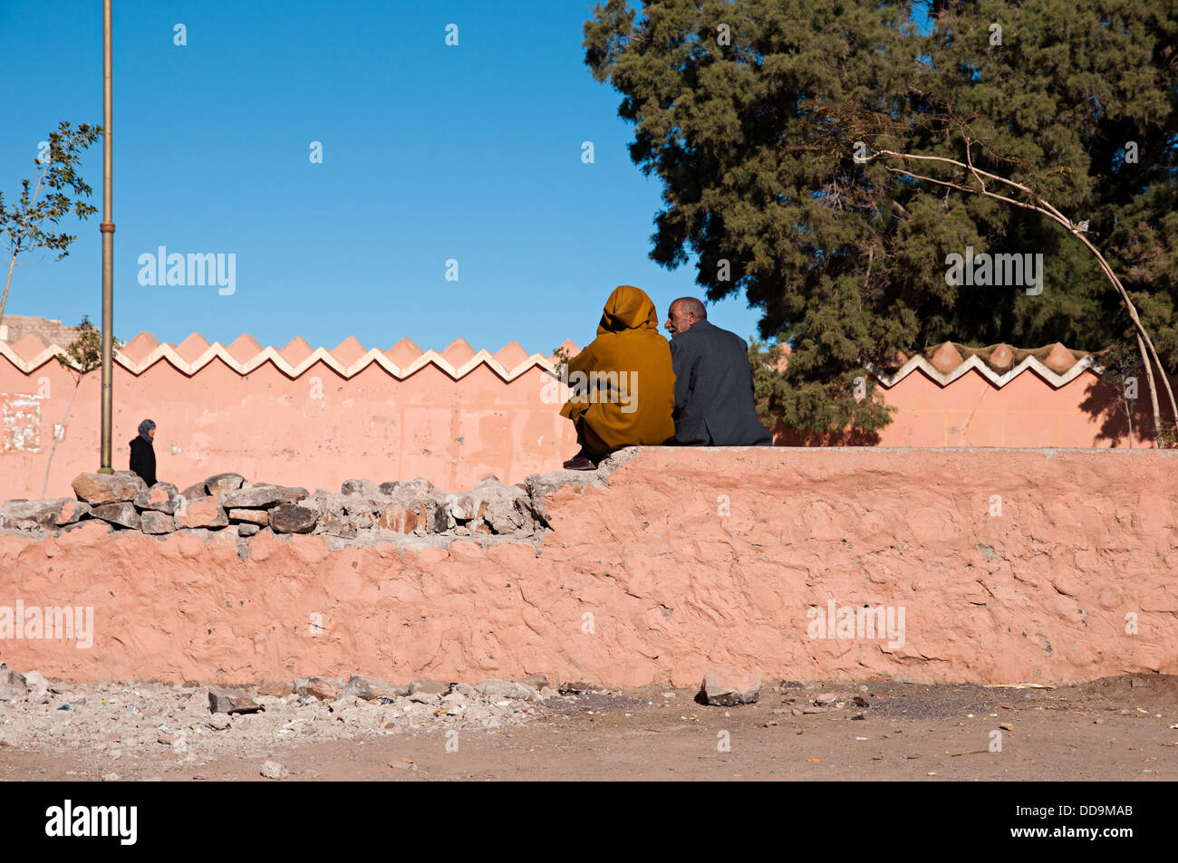 Les hommes parler dans les rues du centre-ville de Ouarzazate, Maroc Banque D'Images