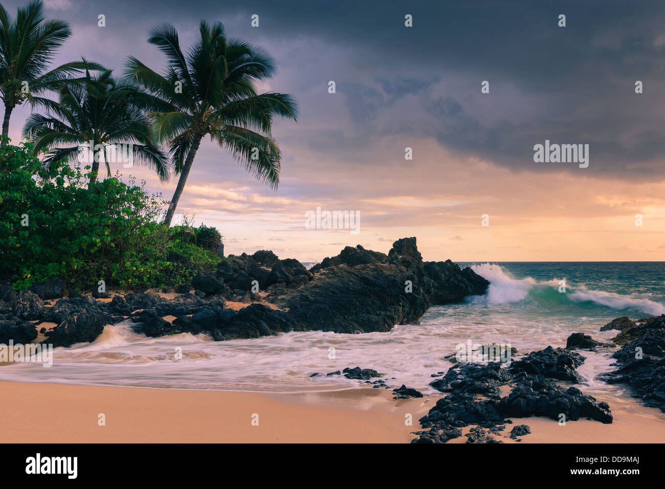 Coucher du soleil à plage secrète, Kihei, Maui, Hawaï Banque D'Images