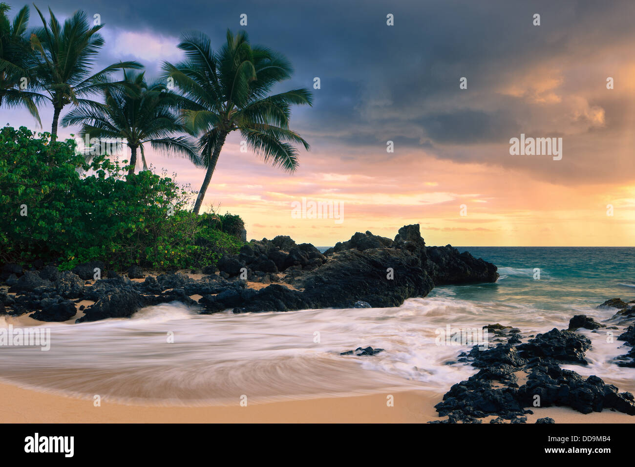 Coucher du soleil à plage secrète, Kihei, Maui, Hawaï Banque D'Images