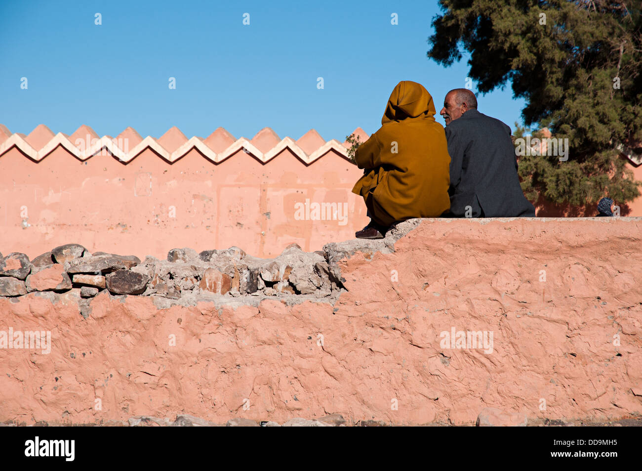 Les hommes parler dans les rues du centre-ville de Ouarzazate, Maroc Banque D'Images