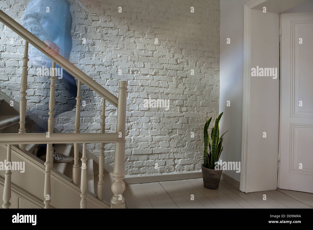 Homme mûr en descente d'escalier Banque D'Images