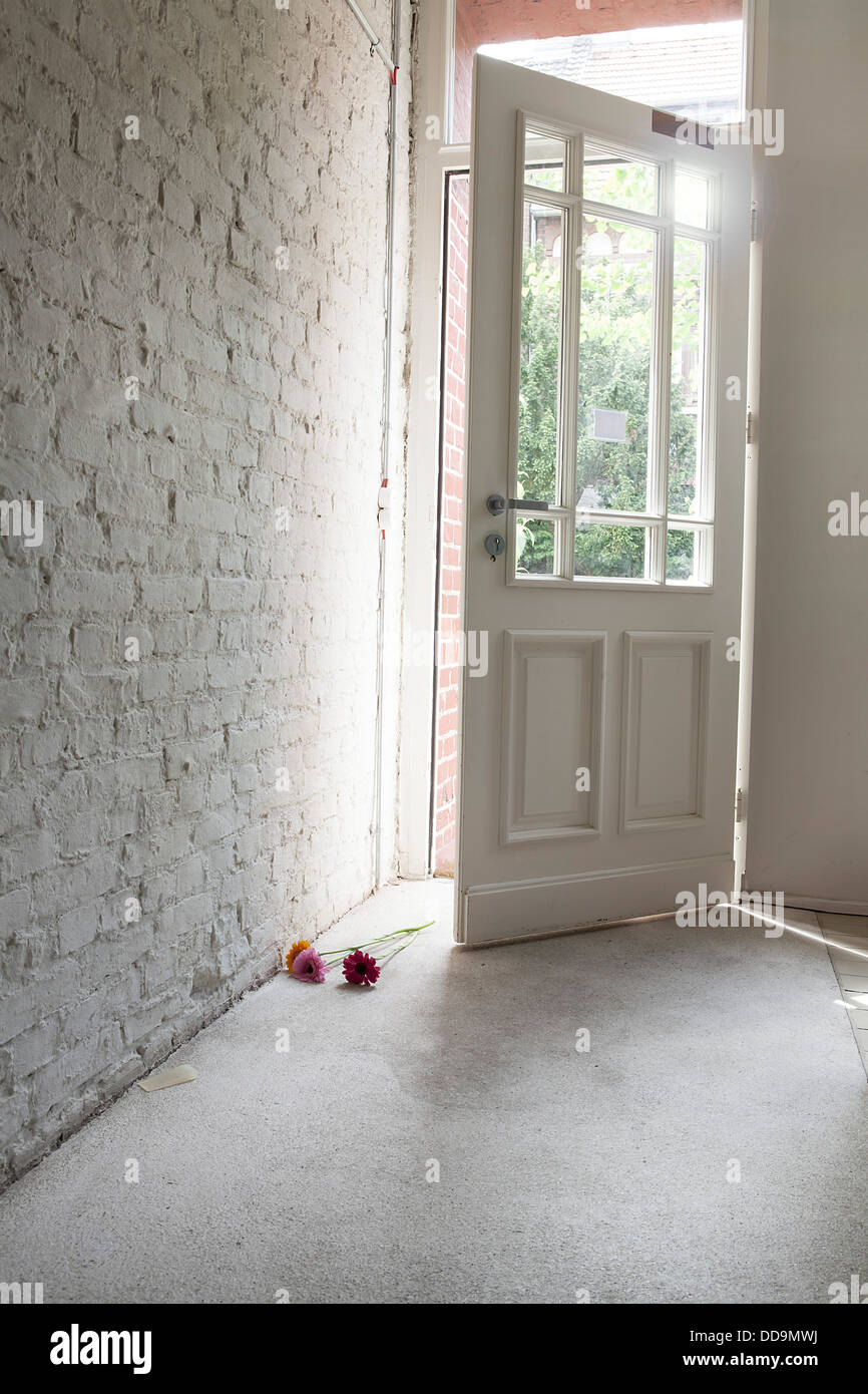 Intérieur de porte d'entrée avec des fleurs Banque D'Images