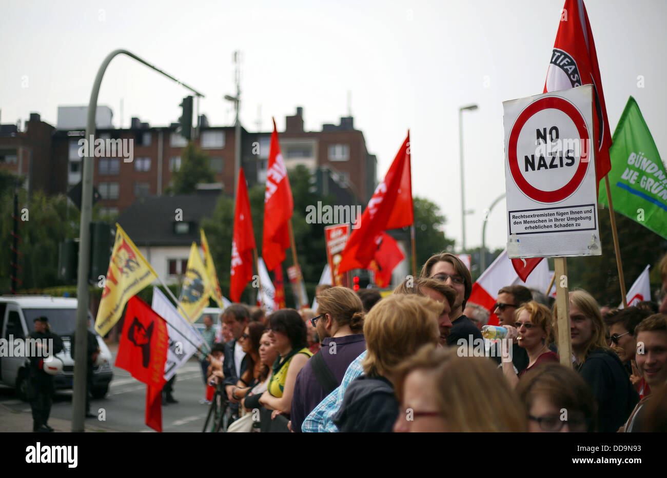 Les citoyens et les représentants de différentes parties de prendre part à une manifestation contre l'extrême-droite et anti-islamique partie Pro Allemagne mouvement citoyen en face de la soi-disant 'problème' à Duisburg, Allemagne, 29 août 2013. Le Pro Allemagne mouvement citoyen initié un rassemblement en même temps. Photo : OLIVER BERG Banque D'Images