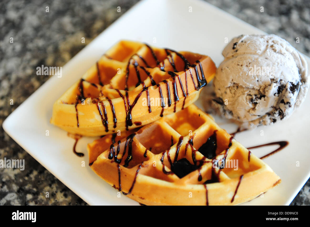 Ice-cream & chocolat garni de gaufres Banque D'Images