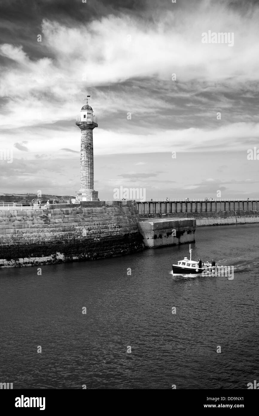 Un portrait noir et blanc de l'image de style d'un bateau de pêche dans le passé de 1 port Whitbys phares. Banque D'Images