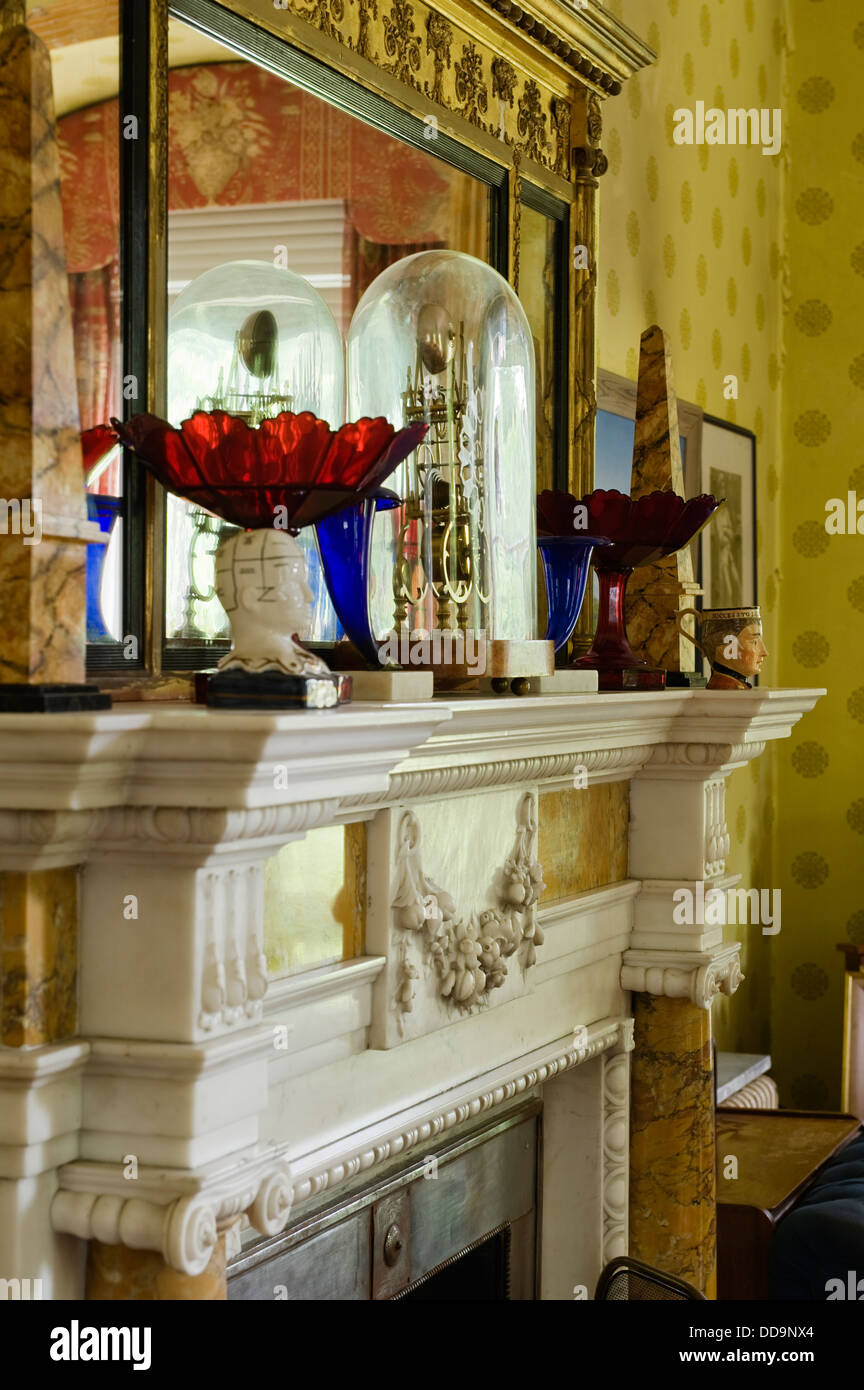Salon wallpaper par Cole & Sons avec ornements de joyaux sur la cheminée de marbre Banque D'Images