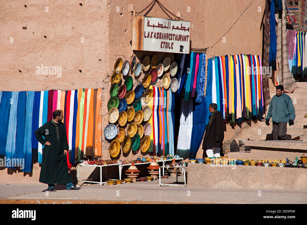 Magasins de souvenirs dans un traditionnel bâtiment adobe en face de Kasbah de Taourirt, Ouarzazate, Maroc Banque D'Images