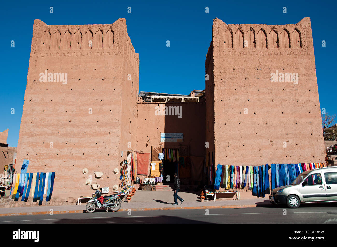Magasins de souvenirs dans un traditionnel bâtiment adobe en face de Kasbah de Taourirt, Ouarzazate, Maroc Banque D'Images