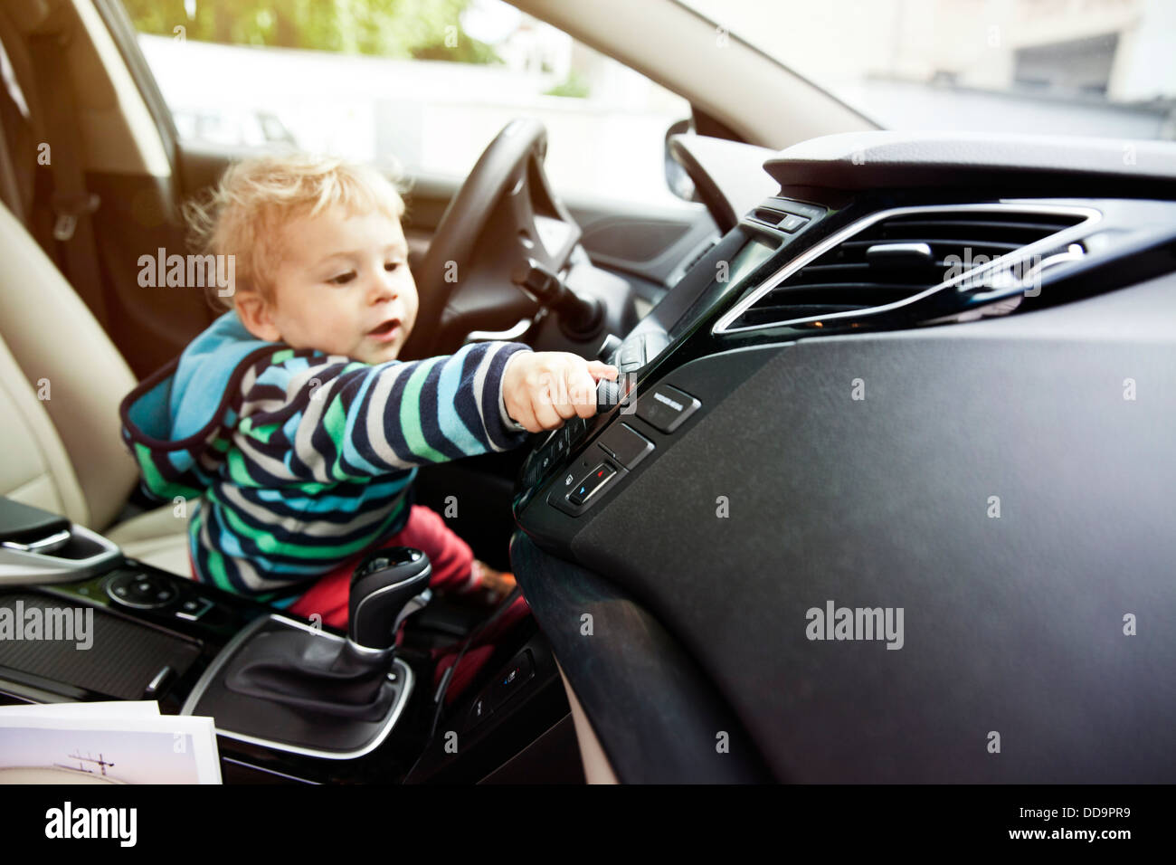 Allemagne, Bonn, Baby Boy bouton rotatif dans... Banque D'Images